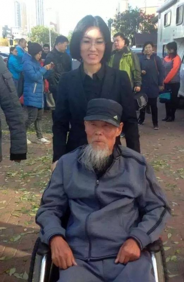 หัวใจนางฟ้า! หญิงชาวจีน อุปการะชายชราที่นอนอยู่ข้างถนนวัย 90 ปี มาเลี้ยงนานกว่า 5ปี
