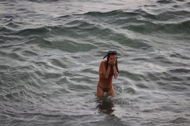 สาวท้องแก่ ลงเล่นน้ำ จู่ๆเกิดเจ็บท้องกลั้นไม่อยู่ คลอดลูกน้อยกลางทะเล นักท่องเที่ยวช่วยกันวุ่น!