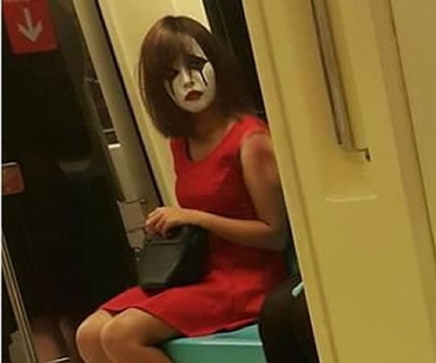 หนุ่มเหล่ สาวชุดแดง บนรถไฟฟ้าหวังอยากเห็นหน้า แต่พอเธอหันหน้ามาถึงกับจะเป็นลม!