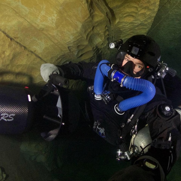 ผู้เชี่ยวชาญการดำน้ำในถ้ำ มือ 1 ของไทย บินด่วนจากภูเก็ตถึงเชียงราย ช่วย 13 ชีวิตติดถ้ำหลวง