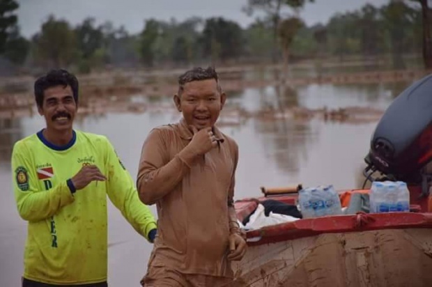 คนลาวแชร์ว่อน! กู้ภัยไทยเลอะโคลนทั้งตัวไม่ยอมล้าง เก็บน้ำสะอาดช่วยผู้ประสบภัย