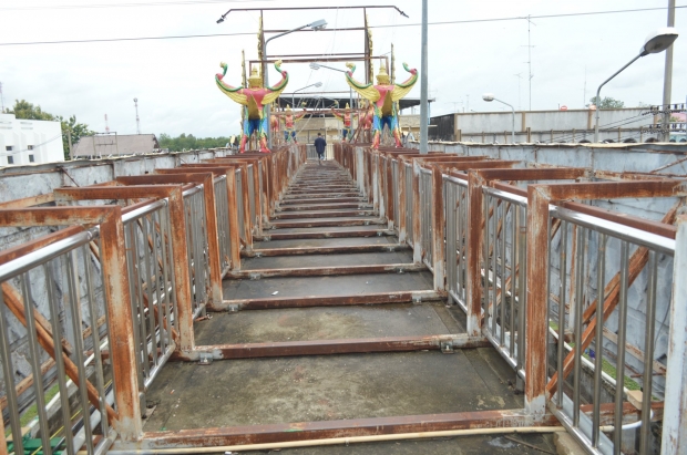 นาทีวัดใจ! สะพานลอยเมืองสระแก้ว มีโครงเหล็ก-สายไฟพาดรุงรัง เสี่ยงถูกไฟช็อต
