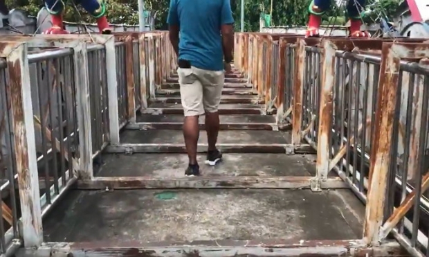 นาทีวัดใจ! สะพานลอยเมืองสระแก้ว มีโครงเหล็ก-สายไฟพาดรุงรัง เสี่ยงถูกไฟช็อต