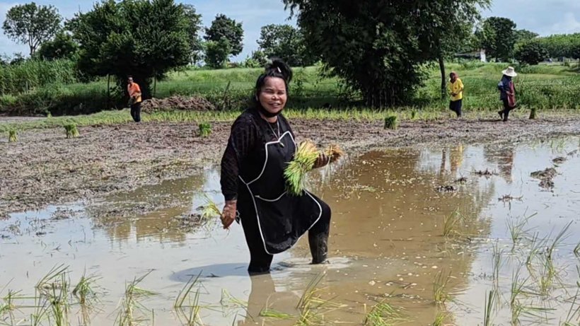เผยชีวิต เจ๊อ๋อ 90ล้าน ปัจจุบันต้องมารับจ้างดำนาวันละ300