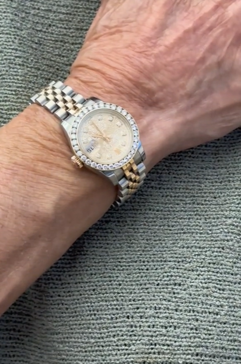 สมฐานะสุดๆ ส่องนาฬิกาหรู บนข้อมือ เจ๊ไฝ ใส่ Rolex ราคาอึ้ง!
