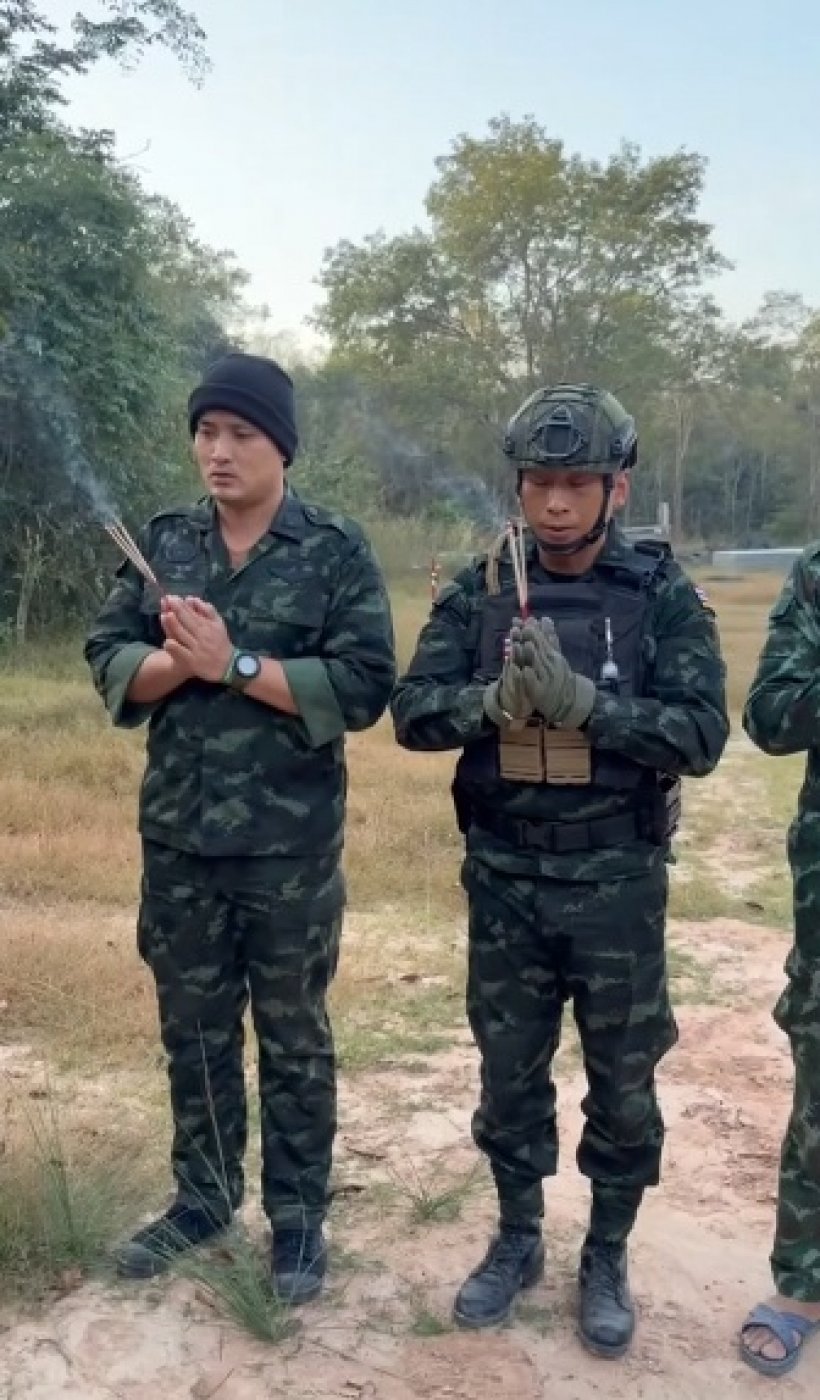 ชาวเน็ตน้ำตารื้น นาทีทหารกล้ากราบแผ่นดินไทย โรยดินใส่หัว