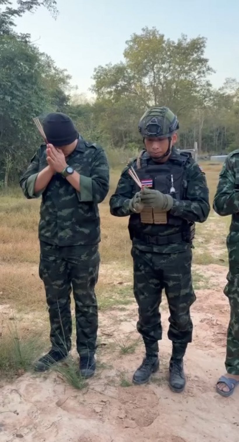 ชาวเน็ตน้ำตารื้น นาทีทหารกล้ากราบแผ่นดินไทย โรยดินใส่หัว