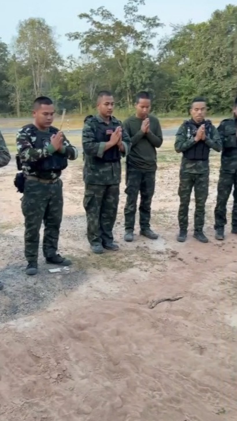 ชาวเน็ตน้ำตารื้น นาทีทหารกล้ากราบแผ่นดินไทย โรยดินใส่หัว