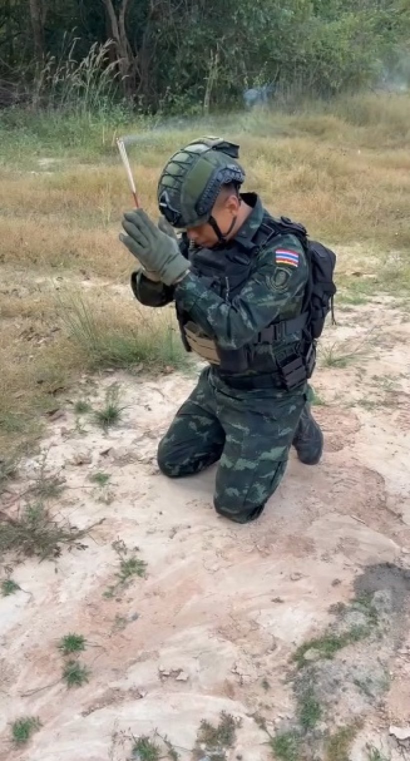 ชาวเน็ตน้ำตารื้น นาทีทหารกล้ากราบแผ่นดินไทย โรยดินใส่หัว