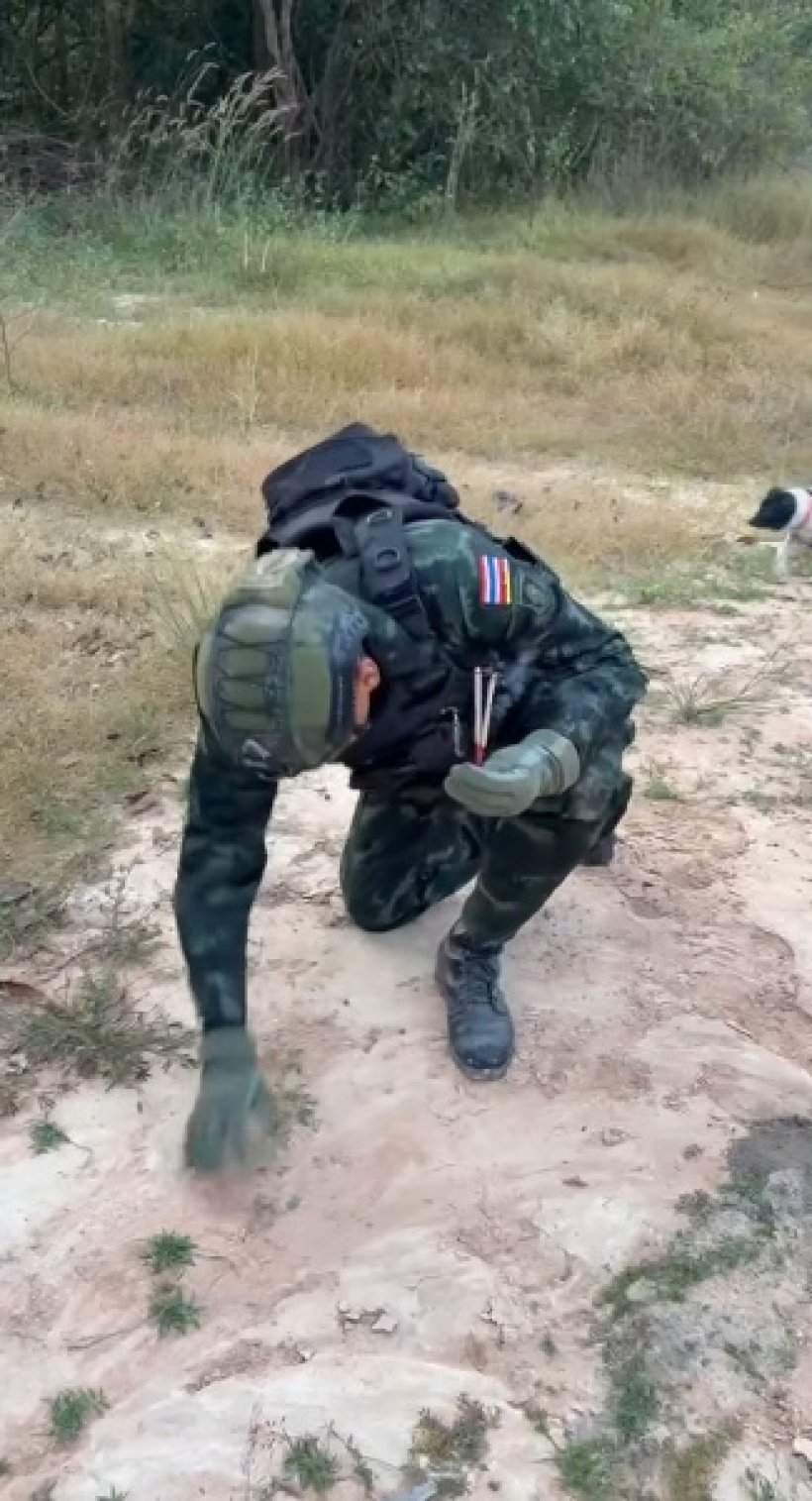 ชาวเน็ตน้ำตารื้น นาทีทหารกล้ากราบแผ่นดินไทย โรยดินใส่หัว