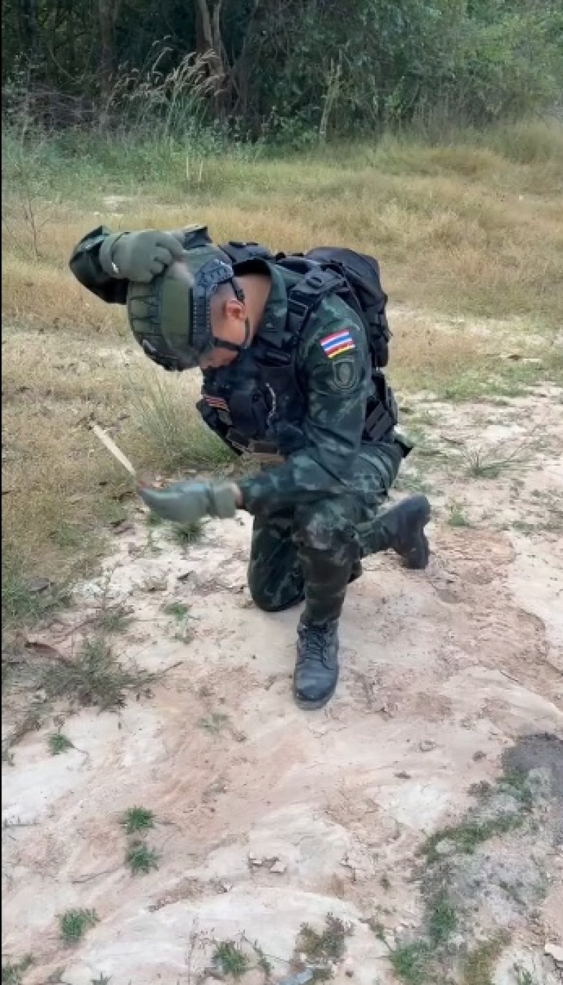 ชาวเน็ตน้ำตารื้น นาทีทหารกล้ากราบแผ่นดินไทย โรยดินใส่หัว