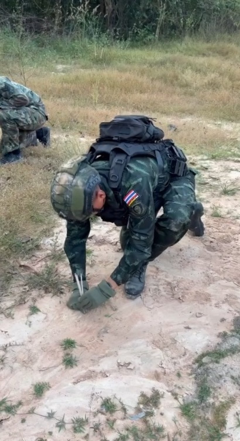 ชาวเน็ตน้ำตารื้น นาทีทหารกล้ากราบแผ่นดินไทย โรยดินใส่หัว