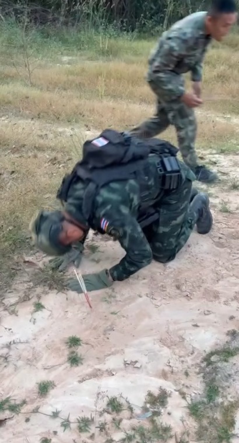 ชาวเน็ตน้ำตารื้น นาทีทหารกล้ากราบแผ่นดินไทย โรยดินใส่หัว