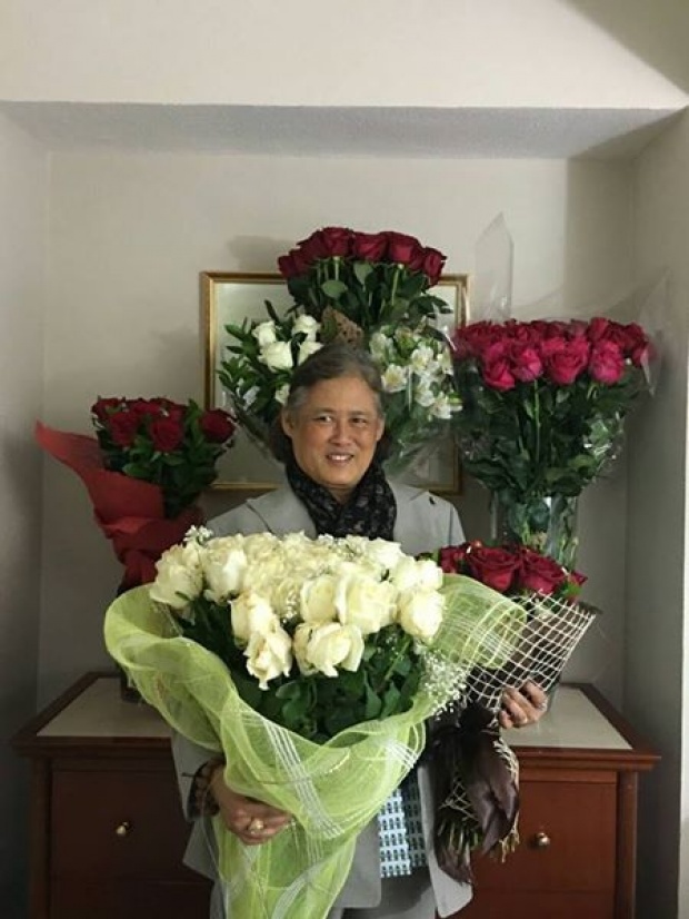 แฮปปี้วันวาเลนไทน์!!!พระเทพฯ ทรงฉายพระรูปคู่ดอกกุหลาบขาว-แดง มอบให้คนไทย