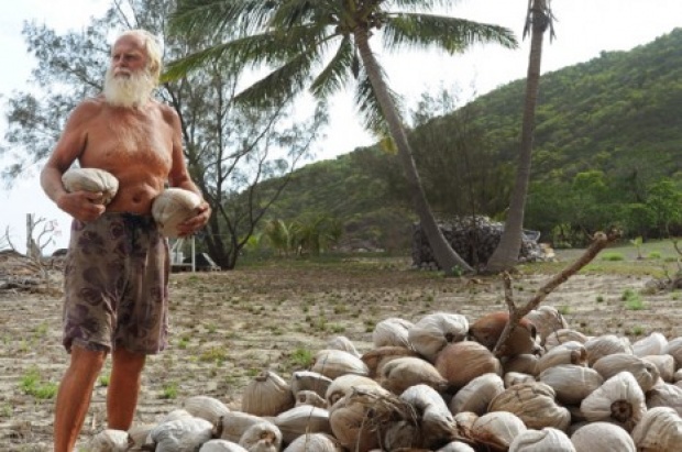 คุณปู่อดีตเศษฐีวัย 73 ปี ผู้ใช้ชีวิตบนเกาะร้างเพียงลำพัง มานานกว่า 20 ปี!