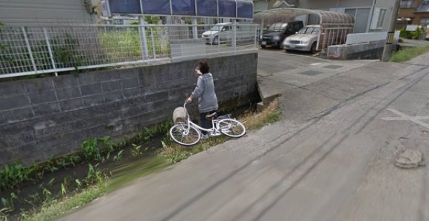 กูเกิ้ลสตรีทจับภาพ คุณป้าปั่นจักรยานตกร่องน้ำ ที่เห็นแล้วกลายเป็นความฮาระดับนานาชาติ..!!