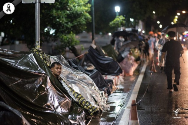 เปิดความรู้สึกของชาวจีน หลังทราบข่าว ประชาชนไทยปักหลักรอเข้าร่วมงานพระราชพิธี แม้ฝนจะตก
