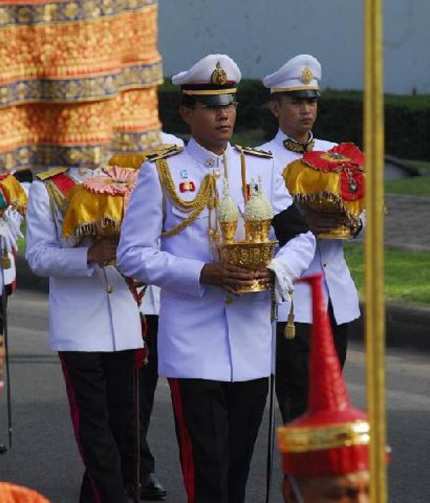 คนนี้แหละ! พระนัดดา ของ ในหลวง ร.๙  ผู้อัญเชิญเครื่องทองน้อย ที่หลายคนอาจจะไม่เคยรู้จักมาก่อน