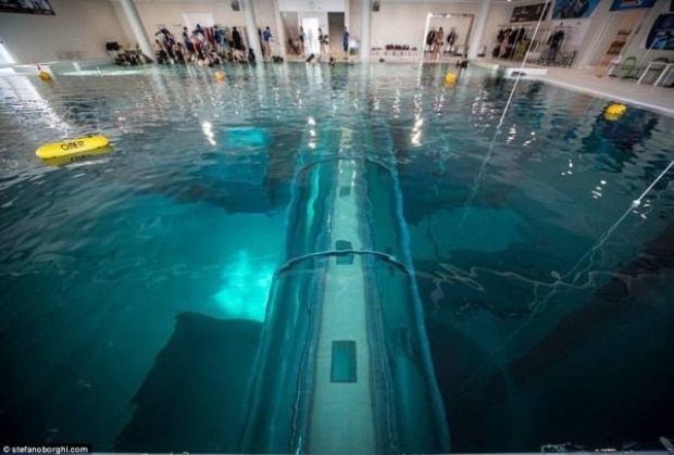 กล้าว่ายไหม? สระว่ายน้ำลึกที่สุดของโลก 40 เมตร เท่ากับตึก 14 ชั้น อลังการมาก!