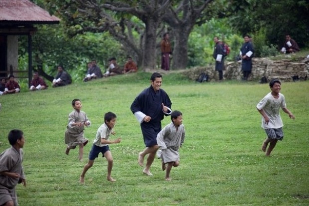 นี่คือภาพที่ยืนยันกษัตริย์จิกมีแห่งภูฏาน ทรงงานหนักเพื่อประชาชน โดยมีในหลวงรัชกาลที่ 9 เป็นแบบอย่าง