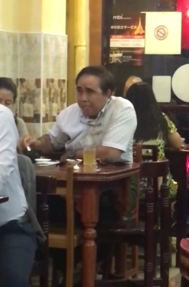 ยกมือไหว้ท่วมหัว!!! ชายหน้าคล้ายคนดัง นั่งกินข้าวในร้านอาหารที่พม่า พอเงยหน้าลมแทบจับ