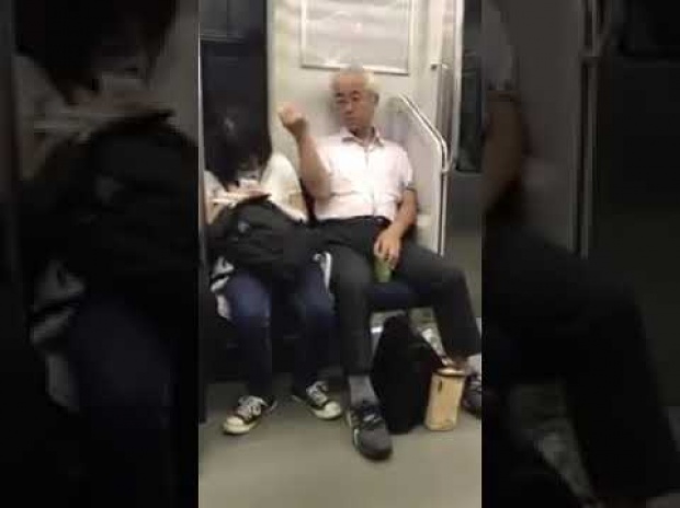 ลุงทำบ้าไรของลุง!! เมื่อมีคนจับภาพตาลุงบนรถไฟดึง “ขนหะมอยส์” โยนใส่สาวที่กำลังหลับข้างๆ (คลิป)