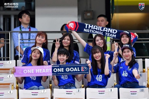 สาวๆกองเชียร์ช้างศึกทีมชาติไทย