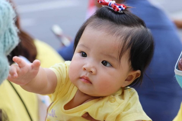 เผยโฉม หนูน้อยผู้โชคดี ในหลวง-พระราชินี ทรงเมตตาอุ้มทักทาย