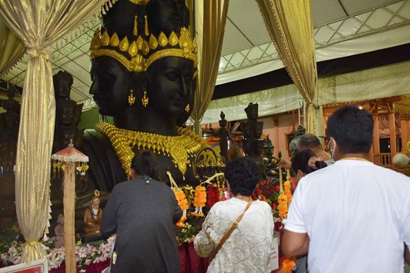 คืนสุดท้าย นักเสี่ยงโชคแห่ขอพร พระตรีมูรติ แน่นวัดกลางดึก