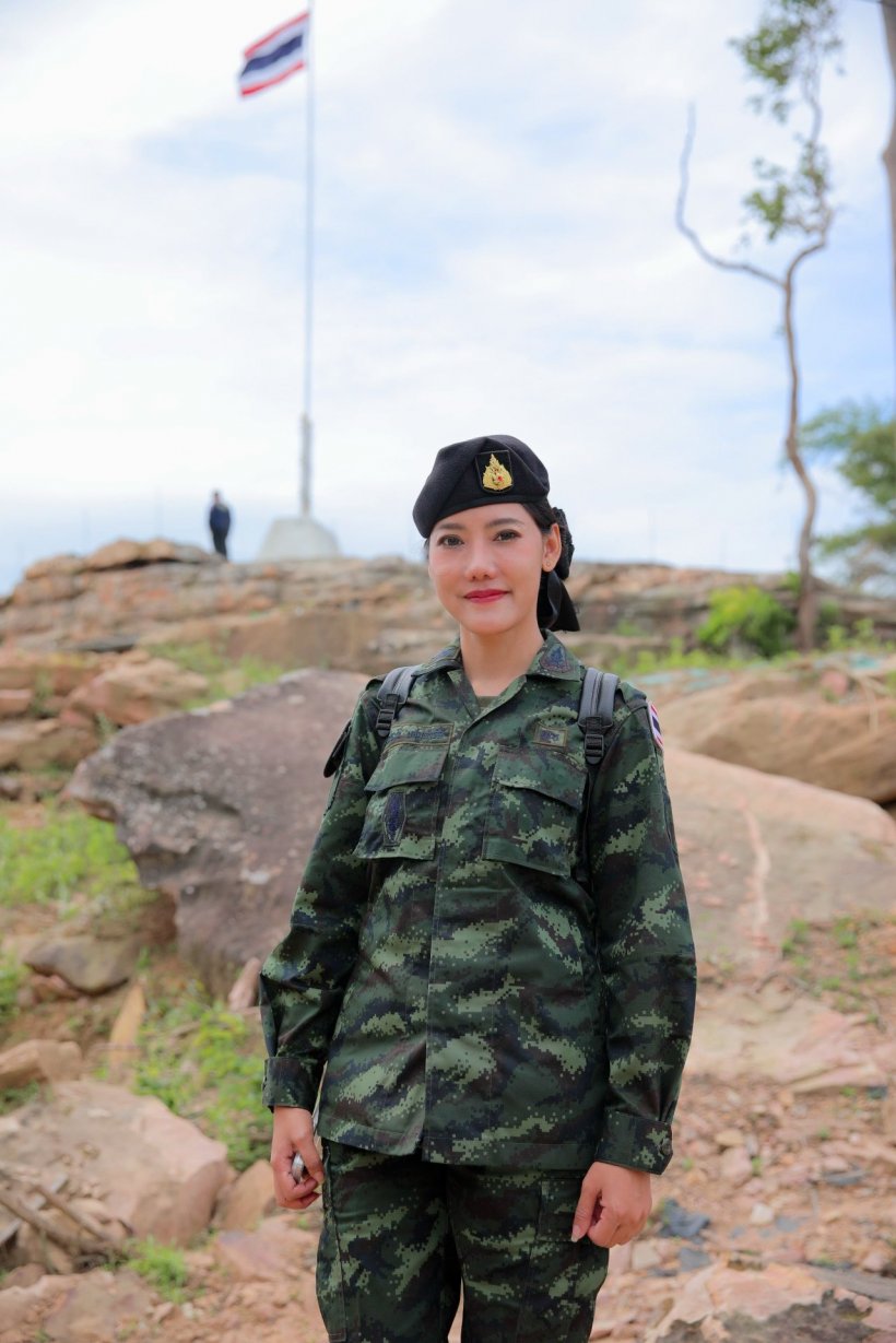 เปิดวาร์ป ผู้พันชมพู่ สวยจนนักเรียนโหนกระแสใจละลาย