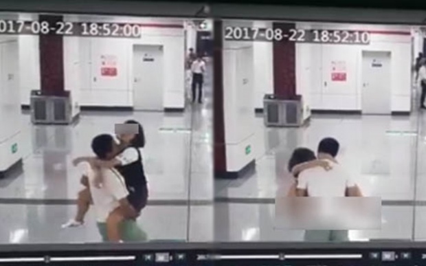เสื่อม!! “คู่รัก” กอด - จูบ กลางสถานีรถไฟใต้ดิน แบบไม่แคร์สื่อ!!! (มีคลิป)