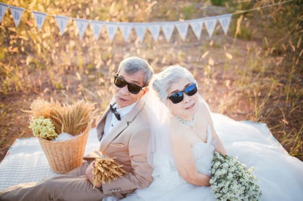 คนโสดอิจฉาแรง!! ตายายวัย 80 จูงมือถ่ายชุดแต่งงานหวานเยิ้ม รักกันมา 60 ปี!!!