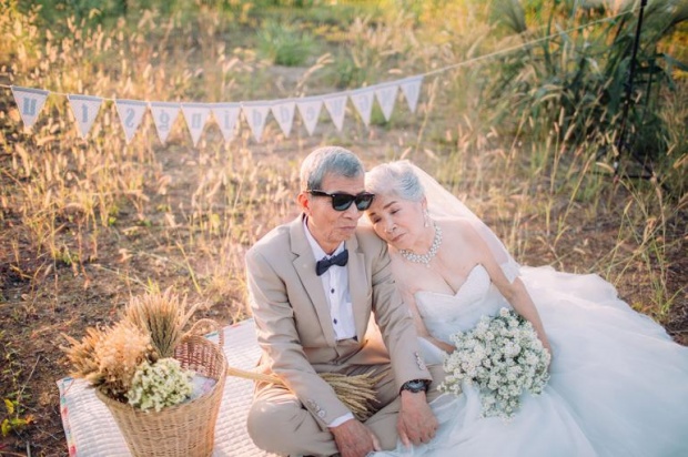 คนโสดอิจฉาแรง!! ตายายวัย 80 จูงมือถ่ายชุดแต่งงานหวานเยิ้ม รักกันมา 60 ปี!!!