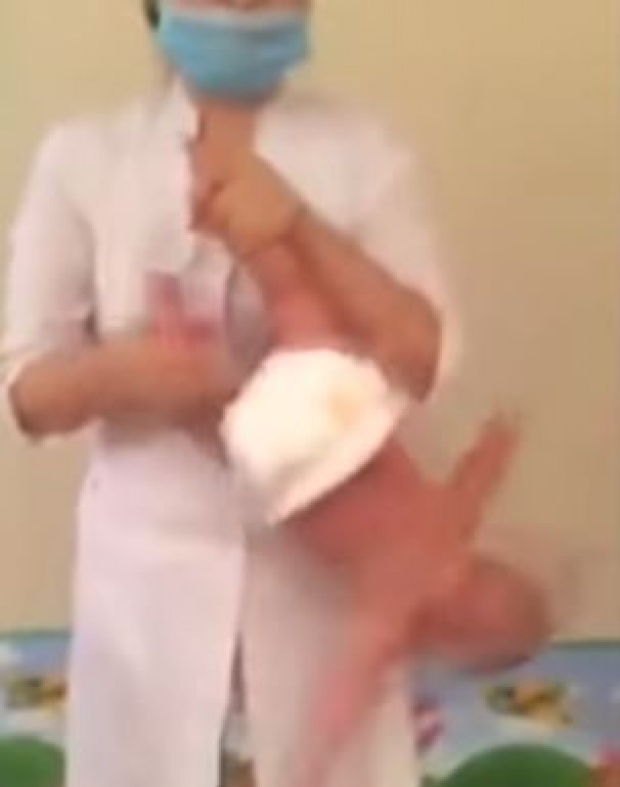 แทบช็อก!! หมอนวด จับเด็กทารกห้อยขา-หิ้วหัว เหวี่ยงขึ้น-ลง และแกว่งไปมา (มีคลิป)