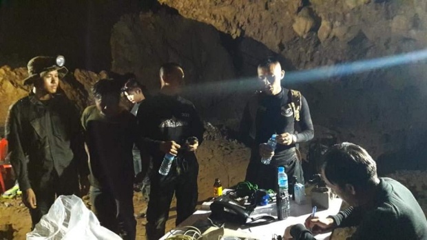ฟังเสียงของแม่!! 13 นักเตะ-โค้ชสูญหาย ในถ้ำหลวงฯ รอคอยลูกอย่างมีความหวัง (มีคลิป)