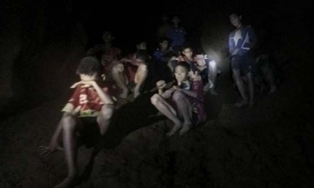 รวมภาพเหล่าซูเปอร์ฮีโร่ทั่วโลก พร้อมใจช่วยค้นหา 13 ชีวิต ทีมหมูป่าอะคาเดมี่ ติดถ้ำหลวง
