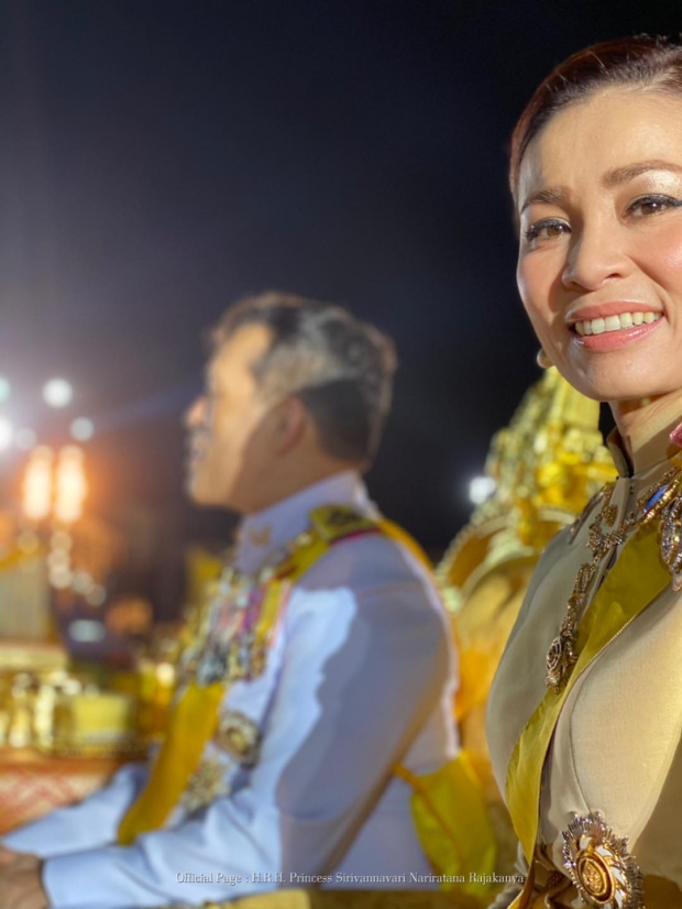 เจ้าฟ้าสิริวัณณวรี ฉายภาพ ‘ในหลวง-พระราชินี’ ทรงทักทายปชช.ที่เฝ้าฯ รับเสด็จ