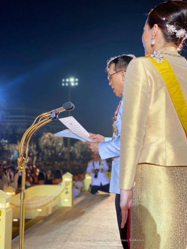 เจ้าฟ้าสิริวัณณวรี ฉายภาพ ‘ในหลวง-พระราชินี’ ทรงทักทายปชช.ที่เฝ้าฯ รับเสด็จ