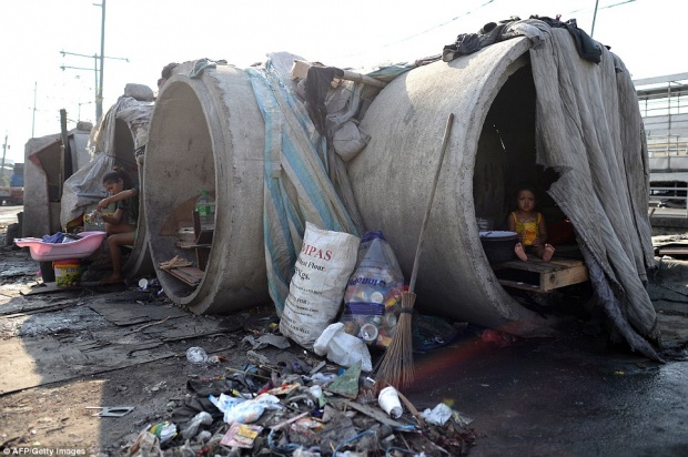 นี่แหละบ้าน!! คนจนยากไร้ อาศัยอยู่ในท่อ สลัมคอนกรีต กิน นอนในท่อเล็กๆข้างถนน หดหู่มาก!!