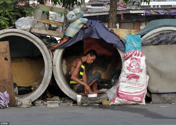 นี่แหละบ้าน!! คนจนยากไร้ อาศัยอยู่ในท่อ สลัมคอนกรีต กิน นอนในท่อเล็กๆข้างถนน หดหู่มาก!!