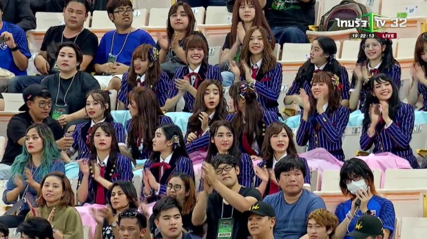 แห่แชร์ว่อนคลิปนี้ของ BNK48 ระหว่างนั่งเชียร์บอลที่ราชมังคลาฯ(มีคลิป)