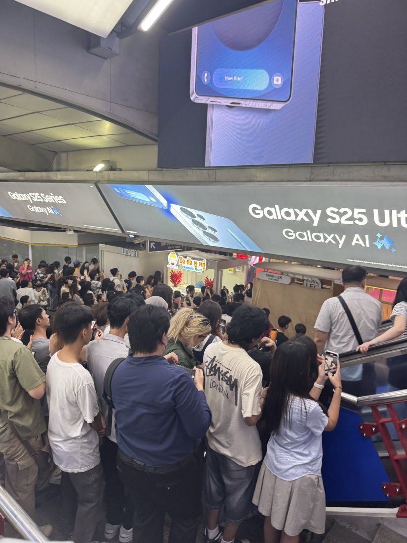 โซเชียลเดือด จวกไทยมุง! ยืนดูคอนเสิร์ตฟรีบนสถานีรถไฟฟ้า