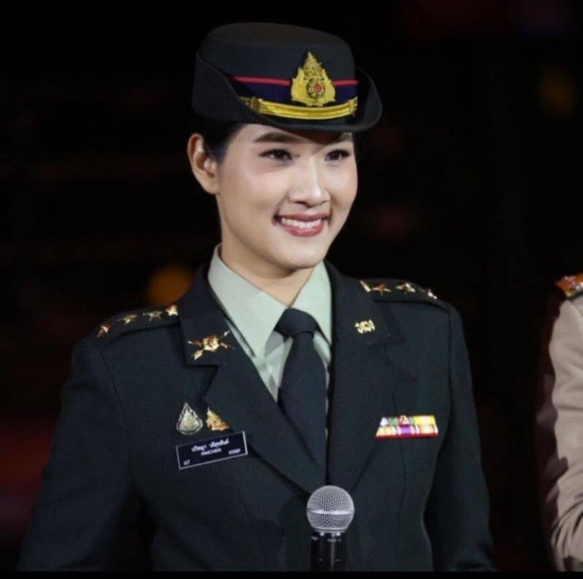 รู้จัก ผู้กองอะตอม ทหารหญิงผู้กล้าหาญ ชี้นิ้วไล่ทหารเขมรกลับที่ตั้ง