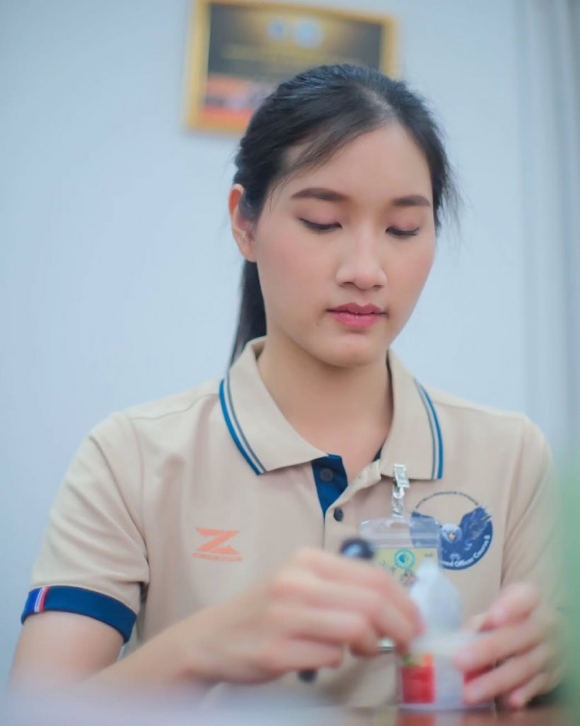รู้จัก ผู้กองอะตอม ทหารหญิงผู้กล้าหาญ ชี้นิ้วไล่ทหารเขมรกลับที่ตั้ง