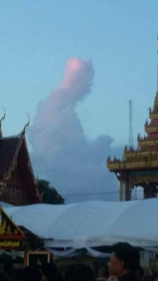 ก้อนเมฆคล้ายพระบรมฉายาลักษณ์ของ ในหลวง ร.๙ ตอนทรงงาน บนท้องฟ้าเหนือพระเมรุมาศจำลอง