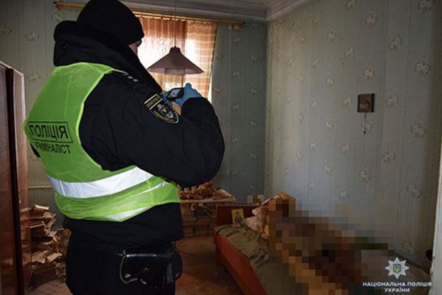 เพื่อนบ้านช็อก!! ตำรวจค้นบ้านหญิงชราวัย 77 ปี เมื่อเปิดห้องนอนเข้าไป ถึงกับผงะกับสิ่งที่เห็น?