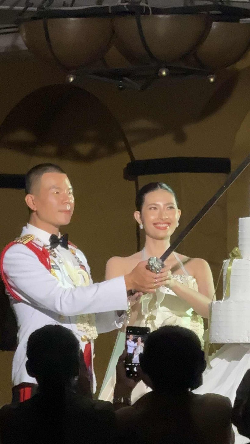 อบอวลด้วยรัก! หมอภาคย์ ควงเจ้าสาวลอดซุ้มกระบี่สวยหล่อเหมาะสม