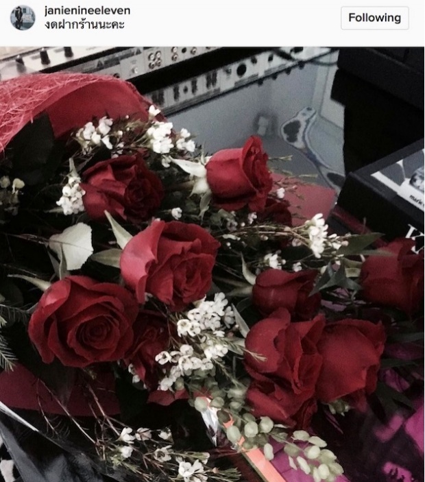ส่องกันชัดๆ!! ดอกไม้ช่อเบ้อเริ่มวันวาเลนไทน์ของ “เจนี่” แฟนคลับตาดีเห็นเงาแล้วรู้เลยว่าใครให้!!